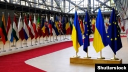 Прапори України і Євросоюзу в штаб-квартирі Європейської Ради. Брюссель, 24 травня 2018 року 