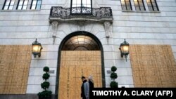 Un magazin Bergdorf Goodman de pe 5th Avenue din New York, la 1 noiembrie 2020, cu fațada acoperită cu panouri de lemn pentru a-l proteja de posibilele tulburări civile din timpul alegerilor prezidențiale pentru Casa Albă.