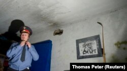 Олег Воротников в форме сотрудника милиции во время подготовки к перфомансу