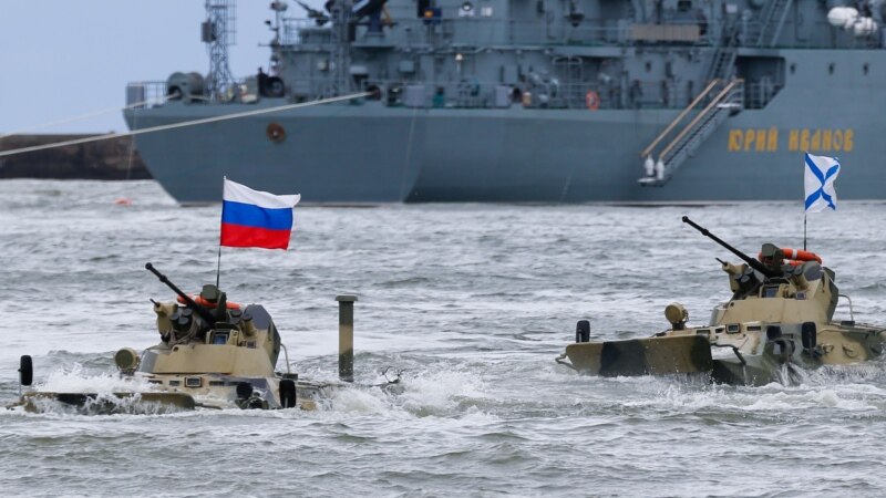 Российские военные в Севастополе отрабатывают вождение бронетранспортеров на плаву – командование