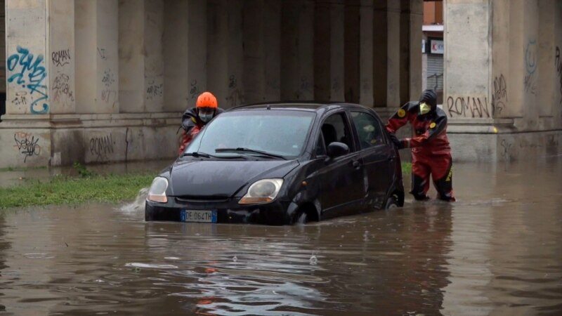 Најмалку седум загинати во поплавите што го погодија италијанскиот регион Анкона