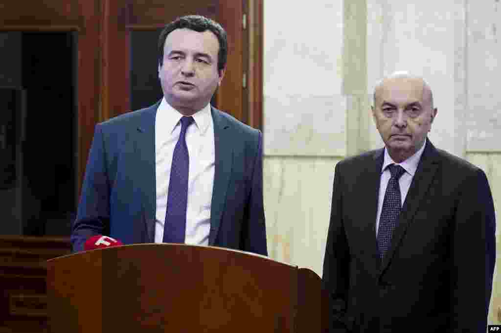 2 shkurt 2020 - Pas katër muajsh përpjekjeje, Lëvizja Vetëvendosje dhe Lidhja Demokratike e Kosovës u pajtuan për koalicion të bashkëqeverisjes. 