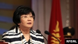 Қырғызстан президенті қызметіне кіріскен Роза Отунбаева ант беріп тұр. Бішкек, 3 шілде 2010 жыл.