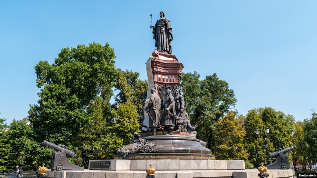 Пам'ятник російській імператриці Катерині II у Краснодарі. Був відкритий в 1907 році, зруйнований більшовиками у 1920-му, відновлений в 2006 році. Скульптурна композиція містить: з лівого боку зображення російського князя Григорія Потьомкіна, із правого боку – трьох перших кошових отаманів Чорноморського козацького війська, а на задній стороні пам'ятника зображений сліпий кобзар із поводирем