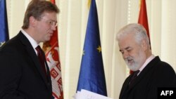 Evropski komesar za proširenje Štefan File predaje upitnik EU premijeru Srbije Mirku Cvetkoviću, Beograd, novembar 2010.