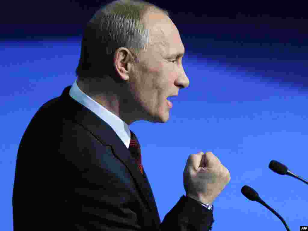 Rusija - Premijer Vladimir Putin na kongresu partije Jedinstvena Rusija u Moskvi, 27.11.2011. Foto: AFP / Natalia Kolesnikova