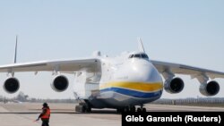 Літак Ан-225 «Мрія» приземлився у Гостомелі (Київська область) з медичним вантажем з Китаю. 23 квітня 2020 року