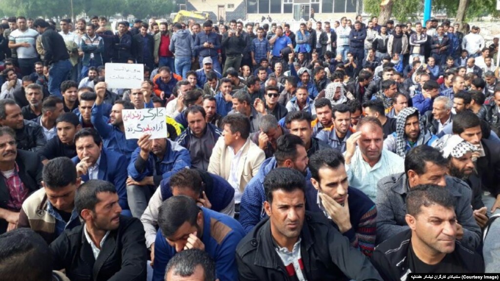 نمایی از اعتراض کارگران مجتمع نیشکر هفت تپه در روز چهارشنبه، ۳۰ آبان‌ماه، در هفدهمین روز اعتراض