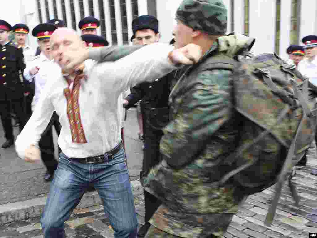 Ukraine - An ultra-nationalist (L) fights with a supporter of Russian Orthodox Church Patriarch Kirill in Kyiv, 27Jul2009 - UKRAINE, Kiev : A Ukrainian ultra-nationalist (L) fights with a supporter of Russian Orthodox Church Patriarch Kirill in Kiev on July 27, 2009. Kirill arrived on July 27 for a 10-day official visit. AFP PHOTO/ GENIA SAVILOV 