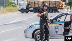 Заблокована дорога біля села Лавки під Мукачевом, де переховувалися бійці «Правого сектору», фото 11 липня 2015 року