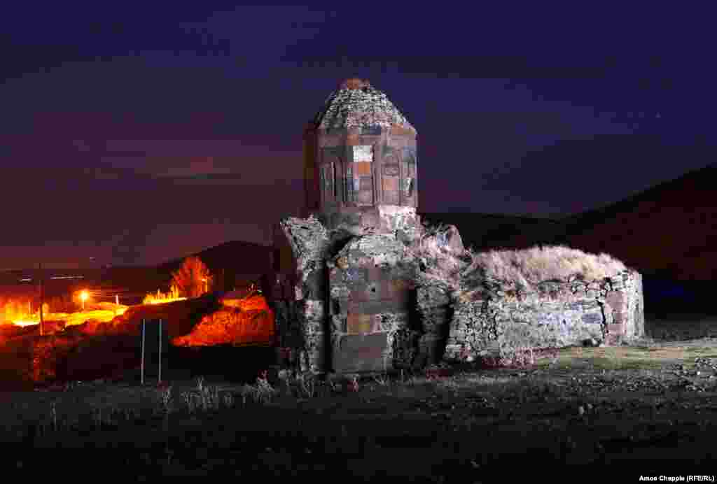 Часовня, которая когда-то была частью монастыря Багнаир в селе Козлуца, в нескольких километрах от Ани. В указателях к армянским сооружениям в Ани и селах вокруг не используется слово &quot;армянский&quot;.
