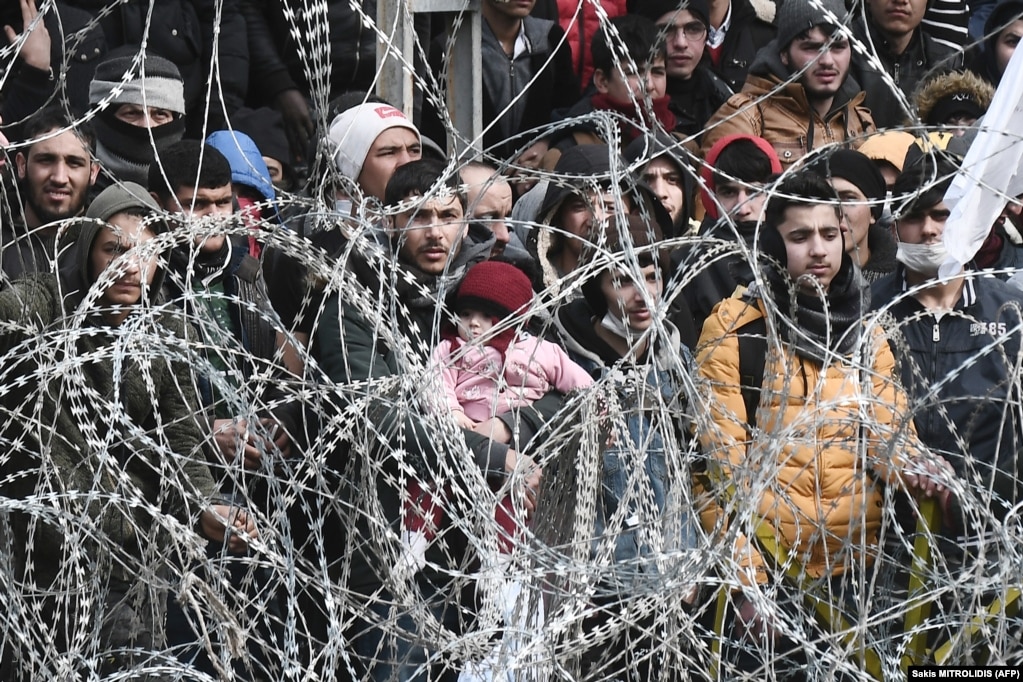 Переселенці на грецько-турецькому кордоні поблизу села Кастаніес 2 березня, 2020 року