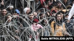 Migránsok várakoznak a görög-török ​​határ török oldalán, Kastanies közelében 2020. március 2-án.