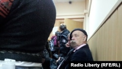 Валерий Борщев в ожидании у зала суда. 2 октября 2012