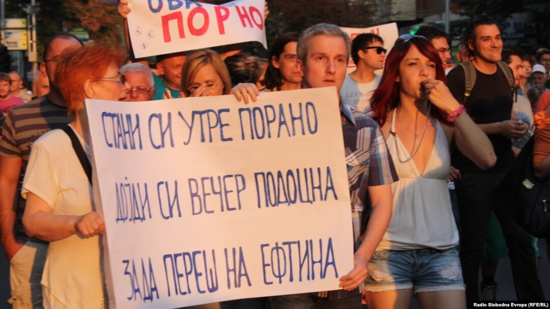 Протести во Скопје поради поскапувањето на електричната енергија, парното и горивата.