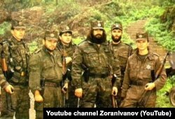 Bărbăția militarizată în războaiele din anii 1990: membrii grupării Cetnicilor, o grupare paramilitară de etnici sârbi care și-au început activitatea în timpul celui de-al Doilea Război Mondial. Criminalii cetnici au executat mii de civili croați și musulmani în anii '90.