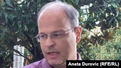 Jovo Martinovic október 8-án, a bíróság épülete előtt nyilatkozik riportereknek