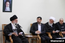 صادق واعظ‌زاده (وسط) در دیدار اعضای شورای عالی الگوی ایرانی-اسلامی پیشرفت با آیت‌الله خامنه‌ای