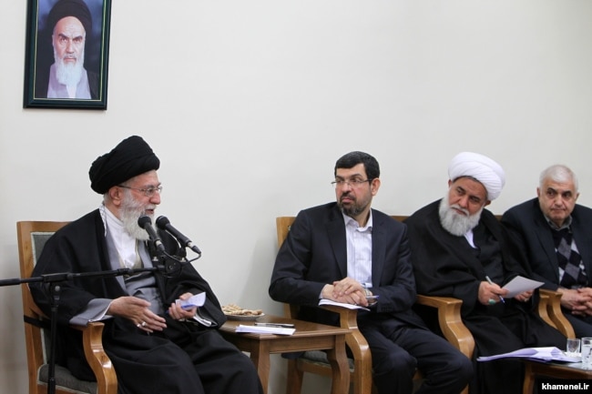 صادق واعظزاده (وسط) در دیدار اعضای شورای عالی الگوی ایرانی-اسلامی پیشرفت با آیتالله خامنهای
