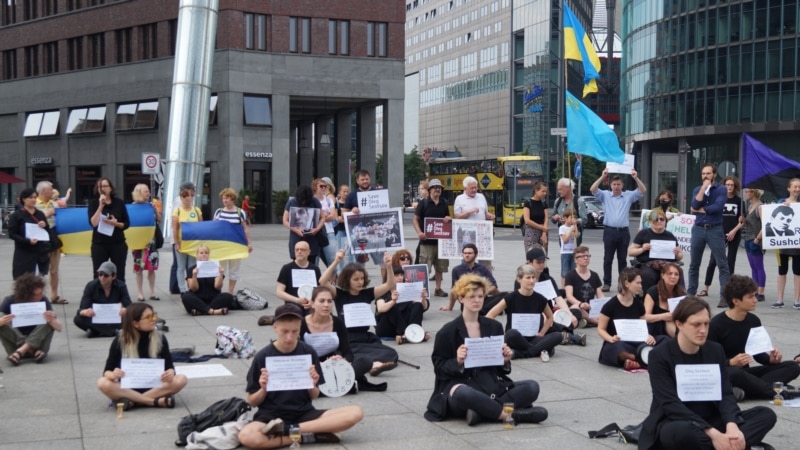 В Берлине на разных языках призвали освободить Сенцова и других узников Кремля 