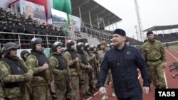 Глава Чечни Рамзан Кадыров (на первом плане) после обращения к чеченскому народу и жителям России на стадионе имени Билимханова, 28 декабря 2014 года