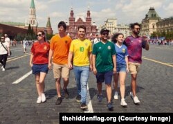 Un grup de activiști LGBT la Moscova, în timpul Campionatului Mondial de Fotbal