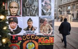 Propagandă la un punct de afișaj din Moscova în care Putin este prezentat ca un erou în diverse posturi