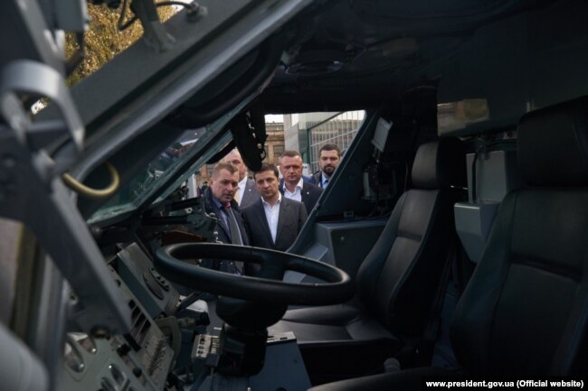 Президенту України Володимиру Зеленському показують БТР-4Е на заводі «Харківське конструкторське бюро з машинобудування імені О. О. Морозова». Харків, 6 листопада 2019 року