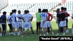 Türkmenistanyň üç gezek çempiony bolan “Balkan” toparynyň futbolçylary Duşenbe şäherinde, 3-nji maý.