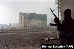 La fel ca în cazul Ucrainei, trupele rusești au bombardat fără milă capitala Republicii Cecenia, neținând cont de infrastructura civilă sau militară a regiunii. În fotografie, un luptător cecen se adăpostește din calea focului unui lunetist rus în Groznîi, Rusia, 10 ianuarie 1995.