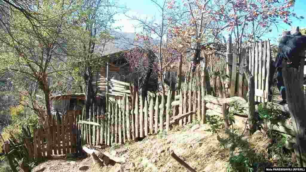 Домики на склонах в деревне Хуневи