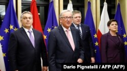 Premierul Ungariei, Viktor Orban (stânga) și președintele Comisiei Europene, Jean-Claude Juncker (dreapta) 