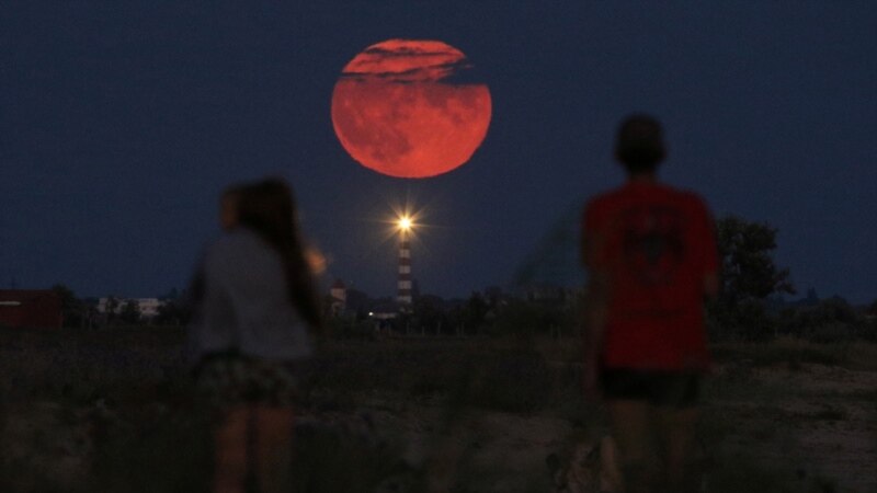 Полная луна над маяком у Евпатории | Крымское фото дня