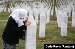 Bosnje e Hercegovinë: Një grua pranë varrezave të familjarëve