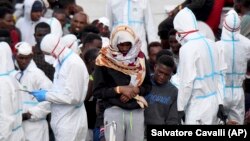 Pamje të migrantëve në Itali.