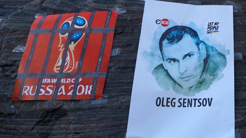 Известные писатели требуют освободить Олега Сенцова