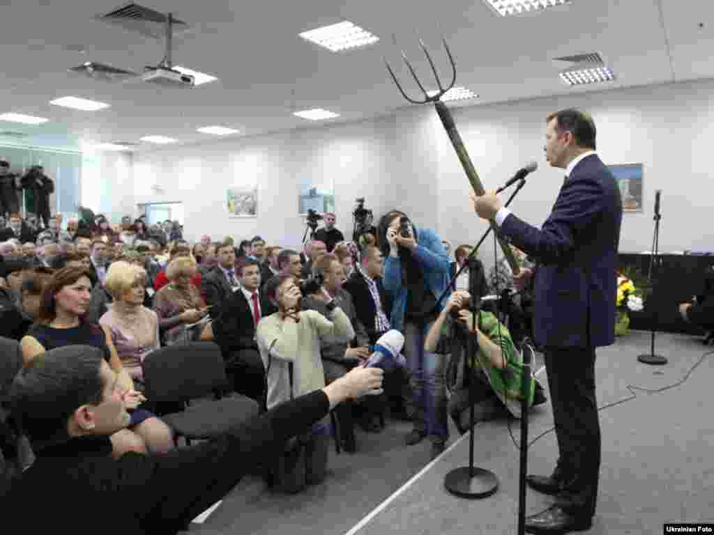 Лідер Радикальної партії Олега Ляшка Олег Ляшко під час 5-го позачергового з’їзду у Києві, 19 жовтня 2013 року