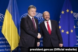 Petro Poroșenko cu președintele Parlamentului European Martin Schulz la Bruxelles.