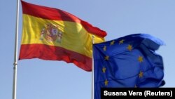 Flamuri i Bashkimit Evropian dhe ai i Spanjës.