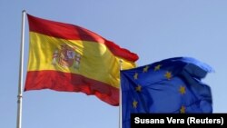 Flamuri i Spanjës dhe i Bashkimit Evropian. Fotografi ilustruese. 