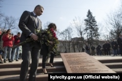 The plaque was unveiled at a park near the Russian Embassy in Kyiv.