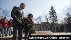 The plaque was unveiled at a part near the Russian Embassy in Kyiv.
