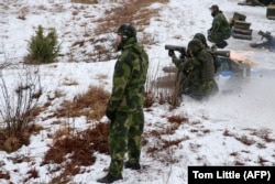 Шведские военнослужащие ведут огонь из противотанкового оружия на полигоне во время учений на острове Готланд в Балтийском море, 5 февраля 2019 года