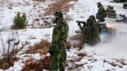 Svéd katonák gyakorlatoznak a Balti tengeri Gotland-szigeten 2019. február 5-én