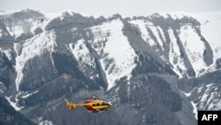 Вертоліт рятувальних служб біля місця авіакатастрофи на південному сході Франції, 24 березня 2015 року