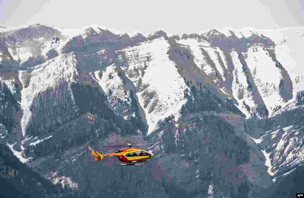 Helikopter civilne zaštite leti iznad mjesta nesreće, 24. mart 2015. godine.