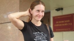 Журналистката Светлана Прокопиева пред съдебната зала. На фанелката й пише "Няма да замълчим".