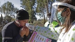 Zdravstveni radnik radi olfaktorni test - praćenje rada osjeta mirisa - stanovniku u naselju Altos de San Lorenzo, u blizini grada La Plata, 65 km od Buenos Airesa, 7 juni 2020.