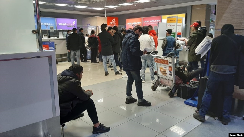 Тафтиши телефонҳо муҳоҷиронро "ба дод овардааст"