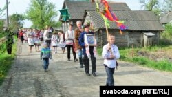 Рытуальны паход празь вёску на поле